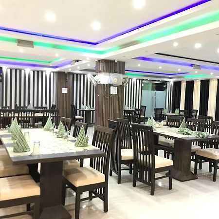 Hotel Sarweshwary Варанаси Екстериор снимка