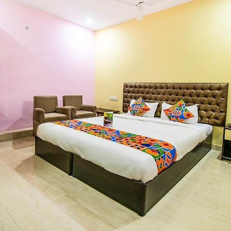 Hotel Sarweshwary Варанаси Екстериор снимка