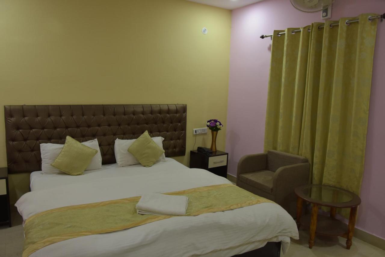 Hotel Sarweshwary Варанаси Екстериор снимка