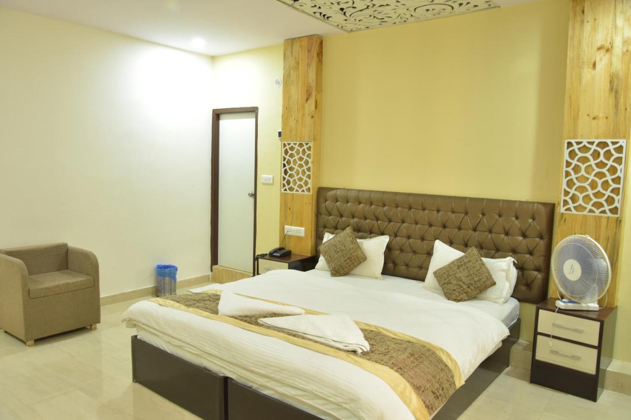 Hotel Sarweshwary Варанаси Екстериор снимка