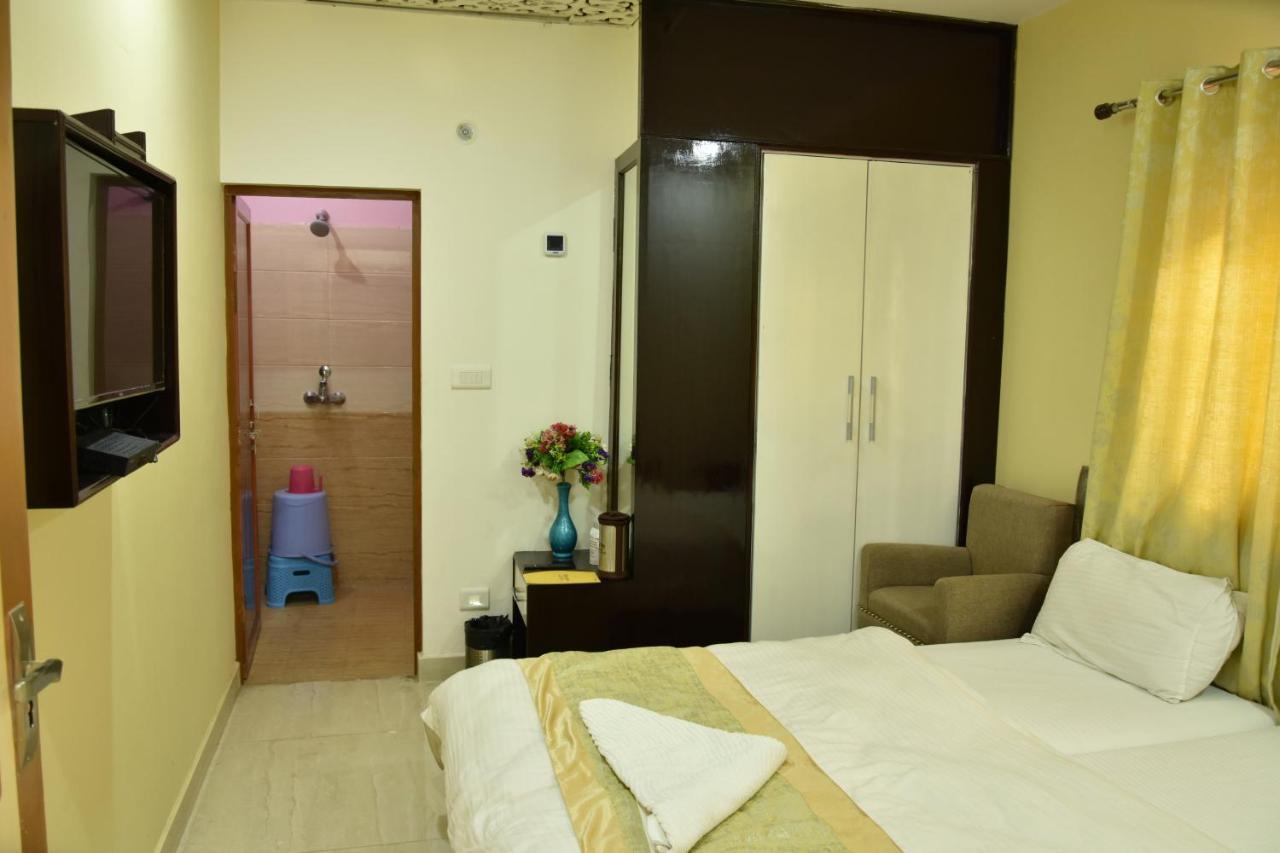 Hotel Sarweshwary Варанаси Екстериор снимка