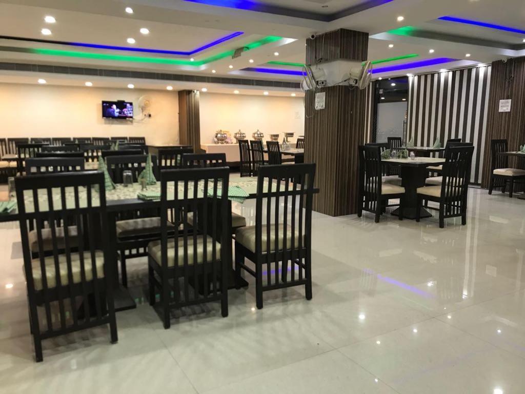 Hotel Sarweshwary Варанаси Екстериор снимка
