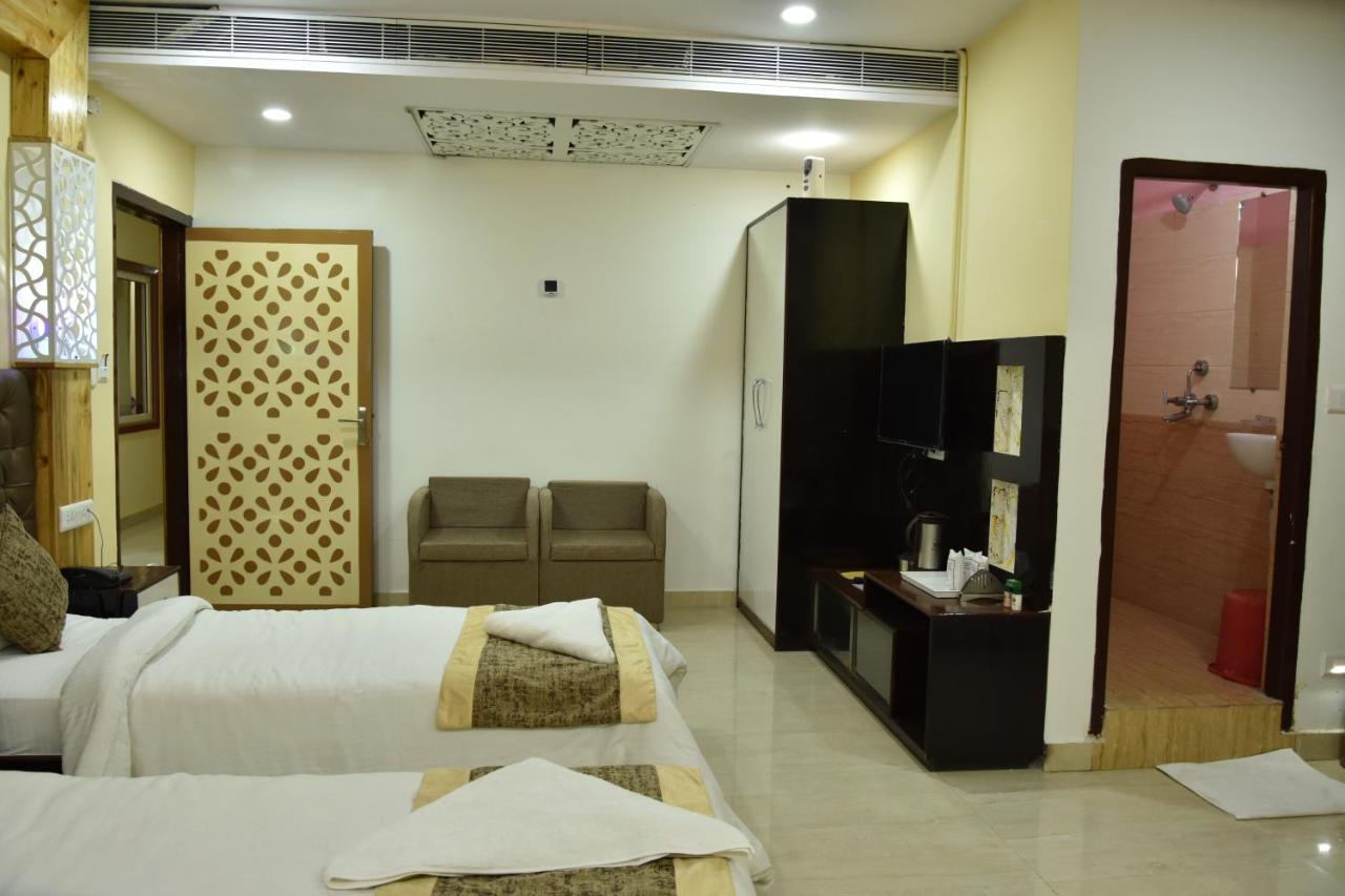 Hotel Sarweshwary Варанаси Екстериор снимка