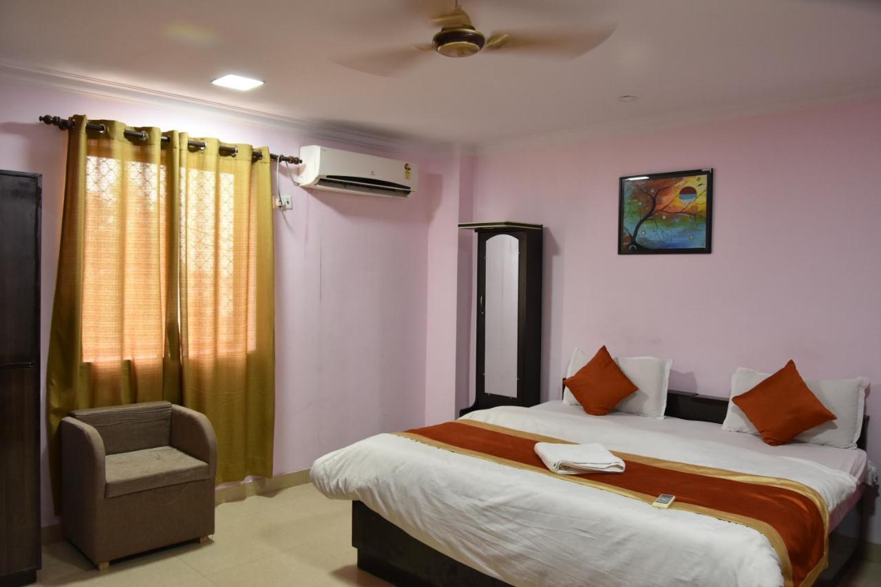 Hotel Sarweshwary Варанаси Екстериор снимка