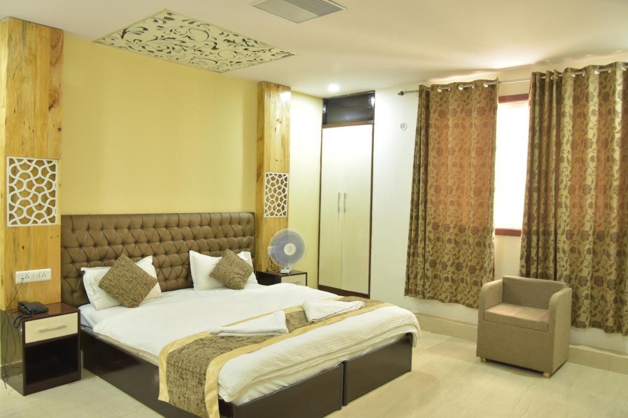 Hotel Sarweshwary Варанаси Екстериор снимка