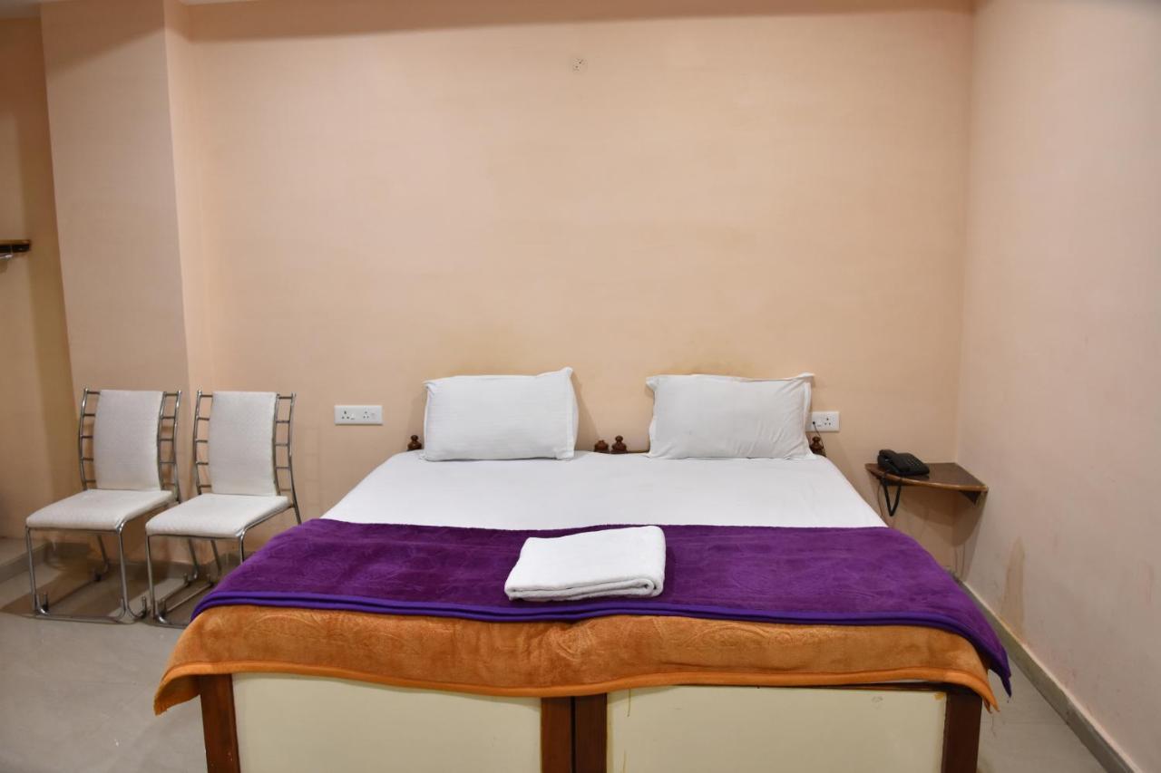 Hotel Sarweshwary Варанаси Екстериор снимка