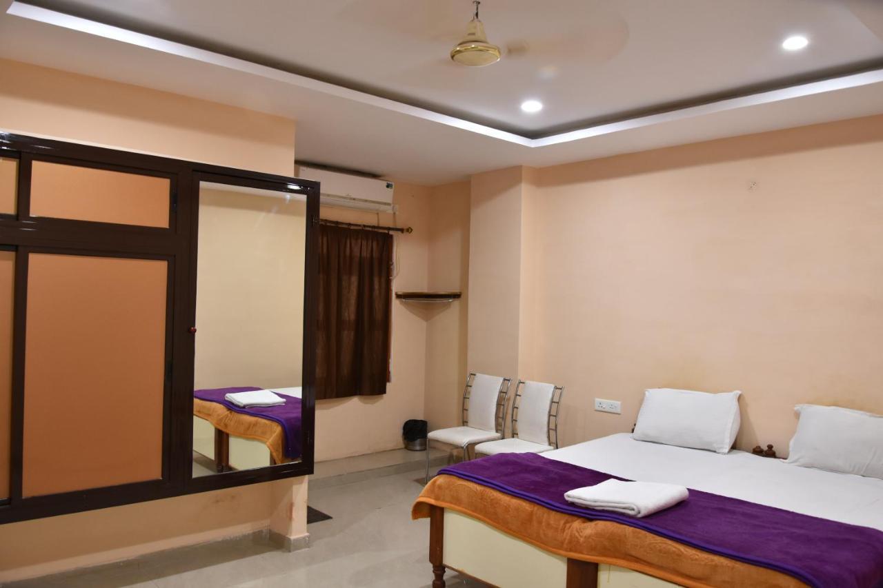 Hotel Sarweshwary Варанаси Екстериор снимка
