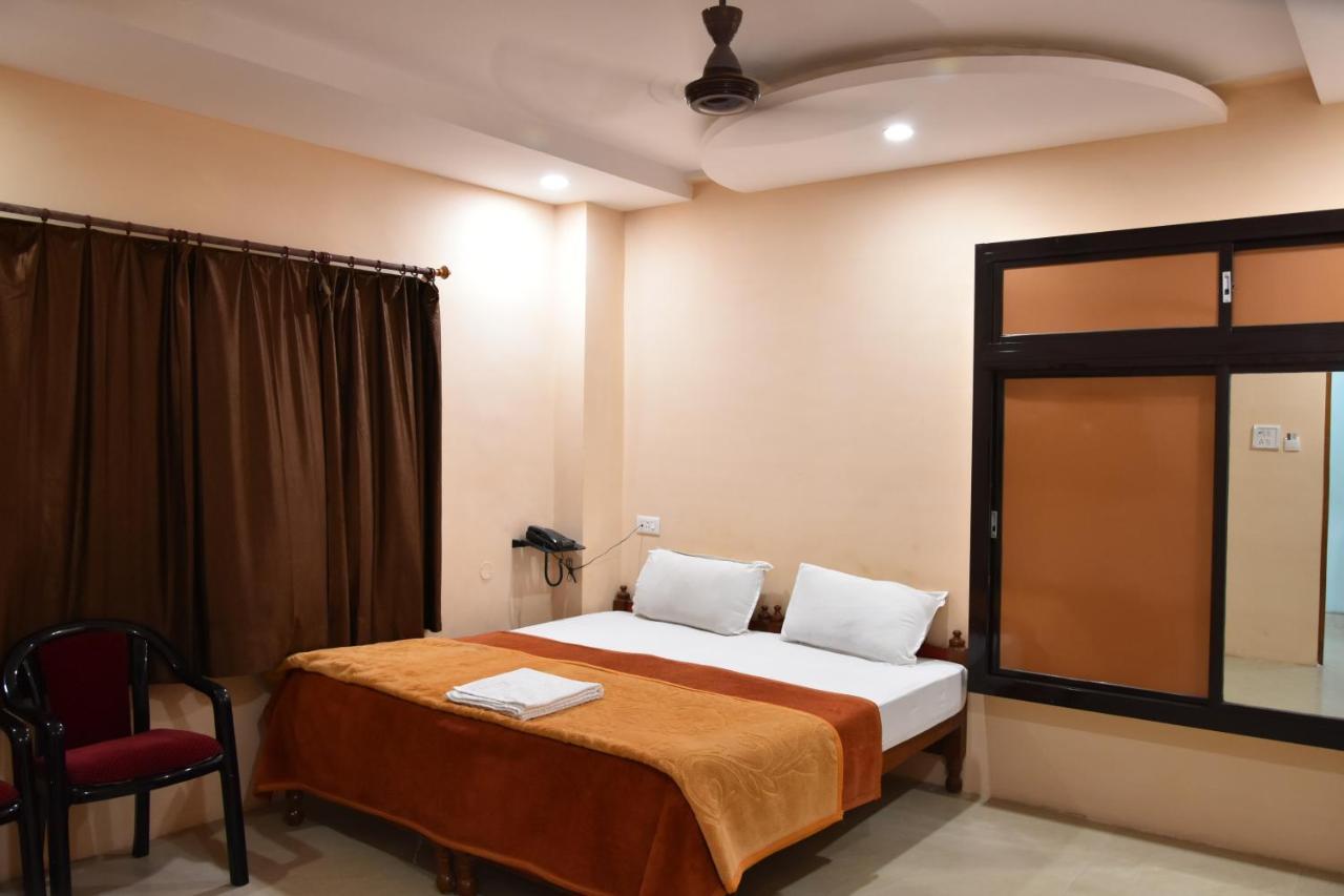 Hotel Sarweshwary Варанаси Екстериор снимка