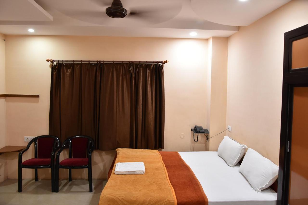 Hotel Sarweshwary Варанаси Екстериор снимка
