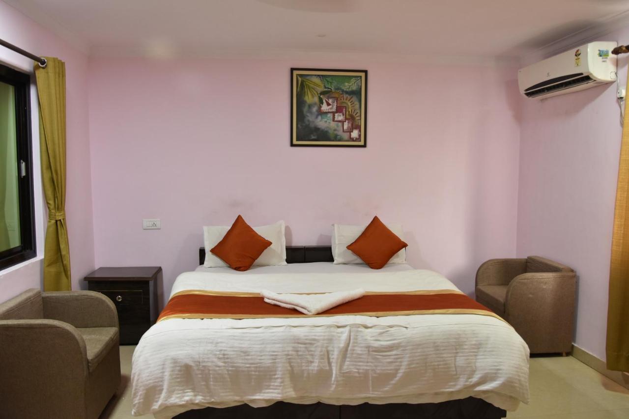 Hotel Sarweshwary Варанаси Екстериор снимка