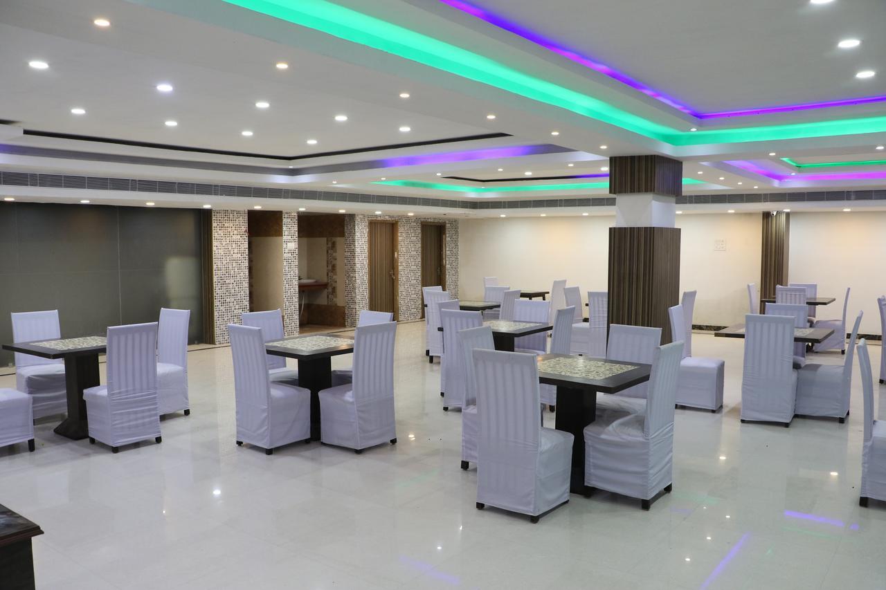 Hotel Sarweshwary Варанаси Екстериор снимка