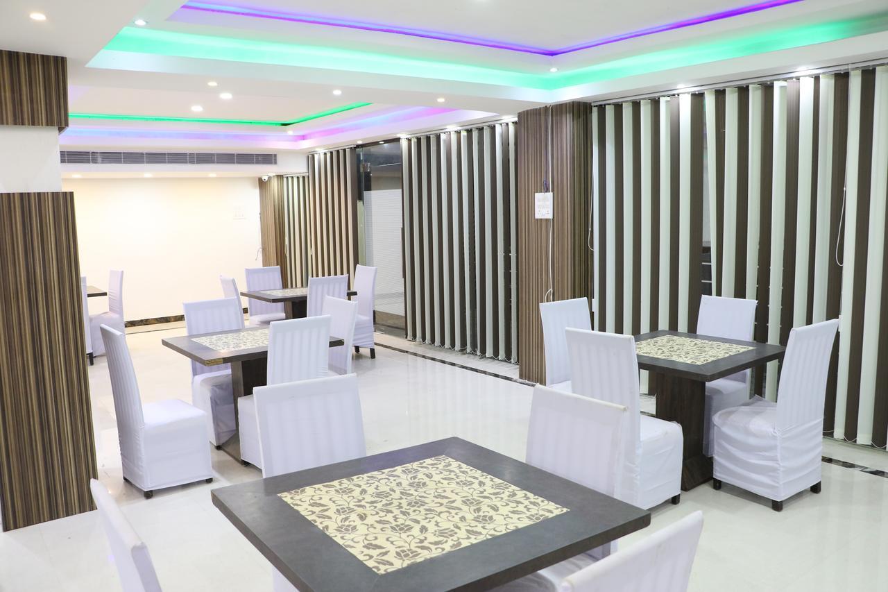 Hotel Sarweshwary Варанаси Екстериор снимка