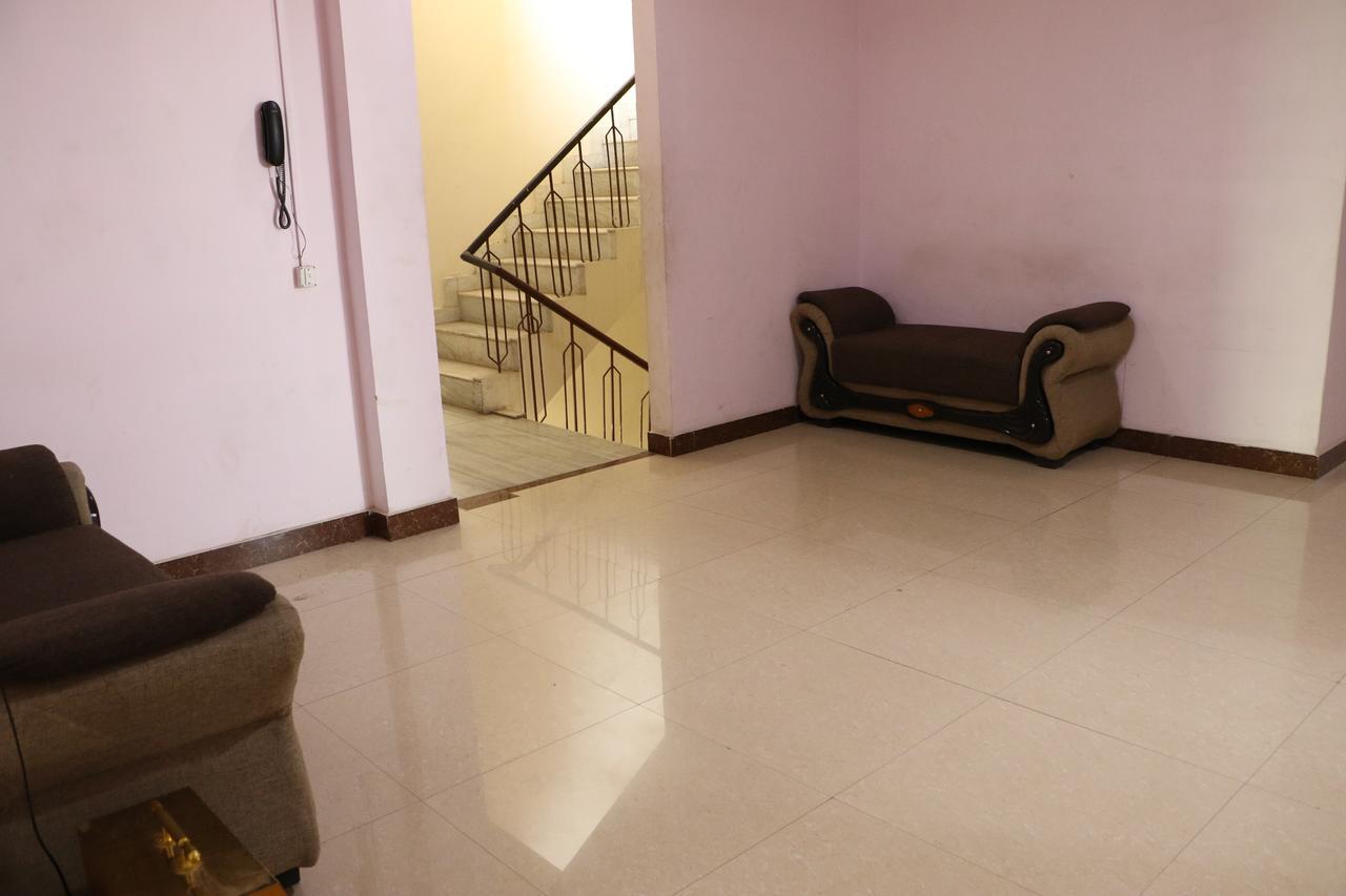 Hotel Sarweshwary Варанаси Екстериор снимка