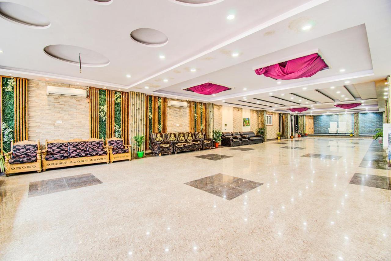 Hotel Sarweshwary Варанаси Екстериор снимка