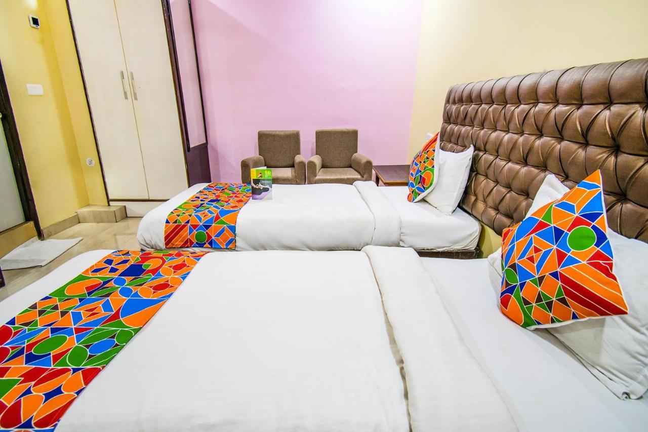 Hotel Sarweshwary Варанаси Екстериор снимка