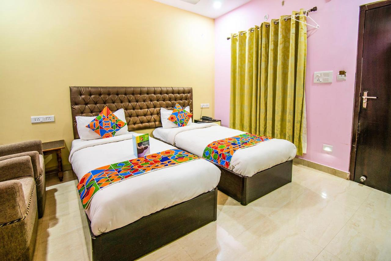 Hotel Sarweshwary Варанаси Екстериор снимка