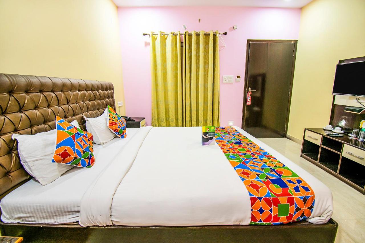 Hotel Sarweshwary Варанаси Екстериор снимка