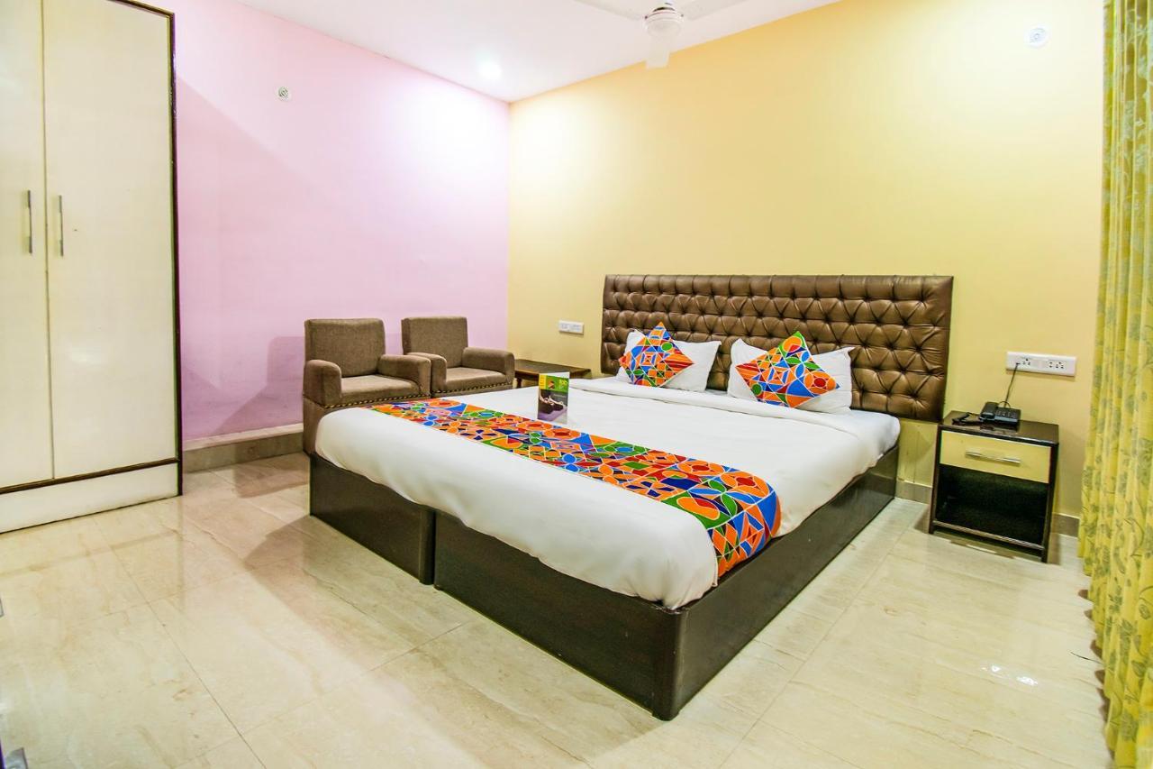 Hotel Sarweshwary Варанаси Екстериор снимка