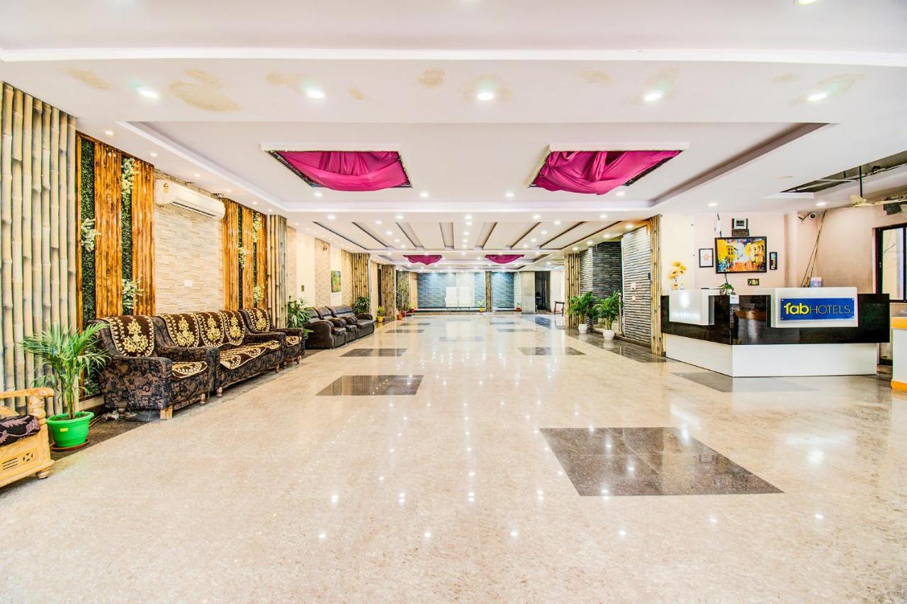 Hotel Sarweshwary Варанаси Екстериор снимка