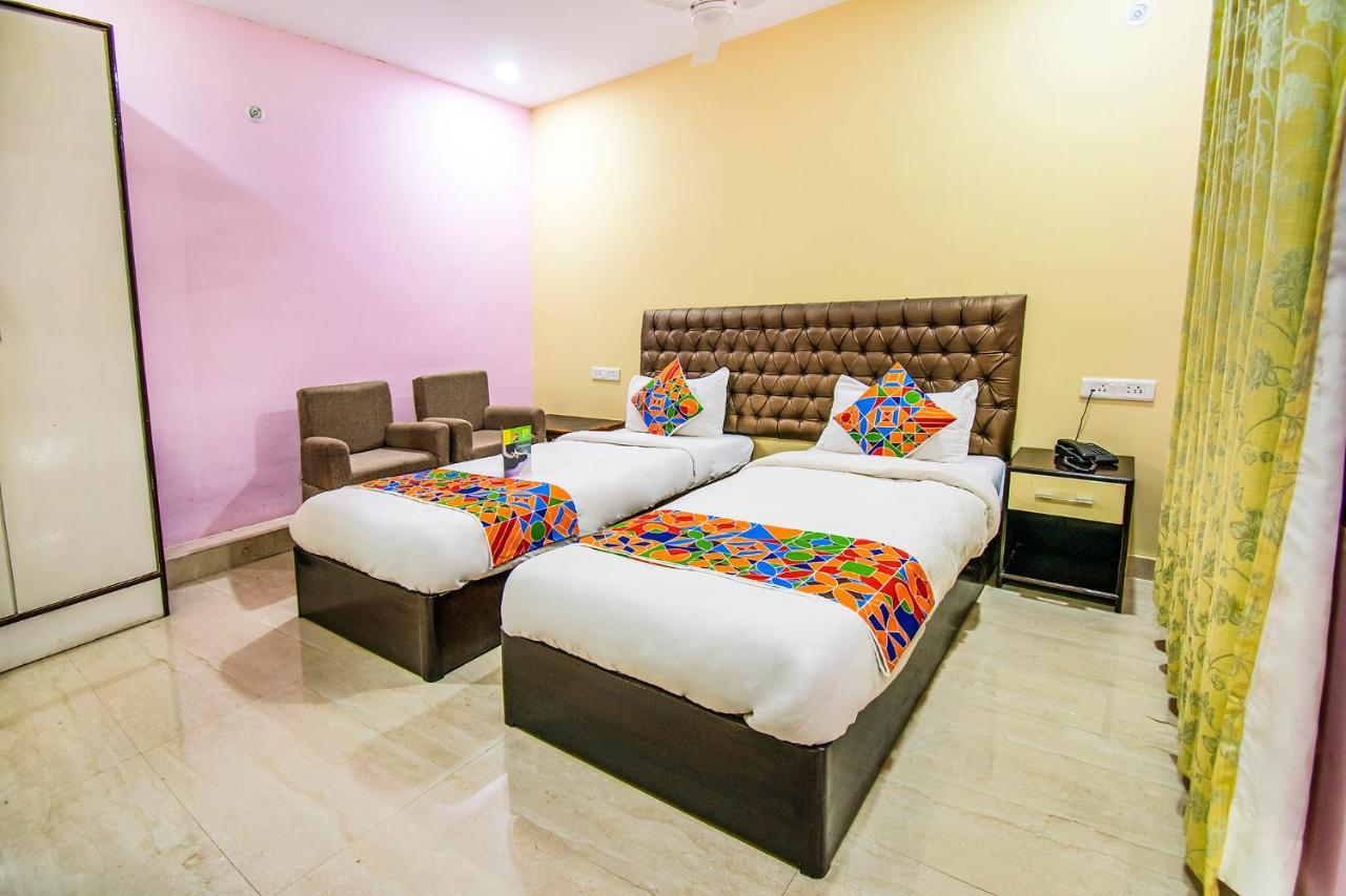 Hotel Sarweshwary Варанаси Екстериор снимка