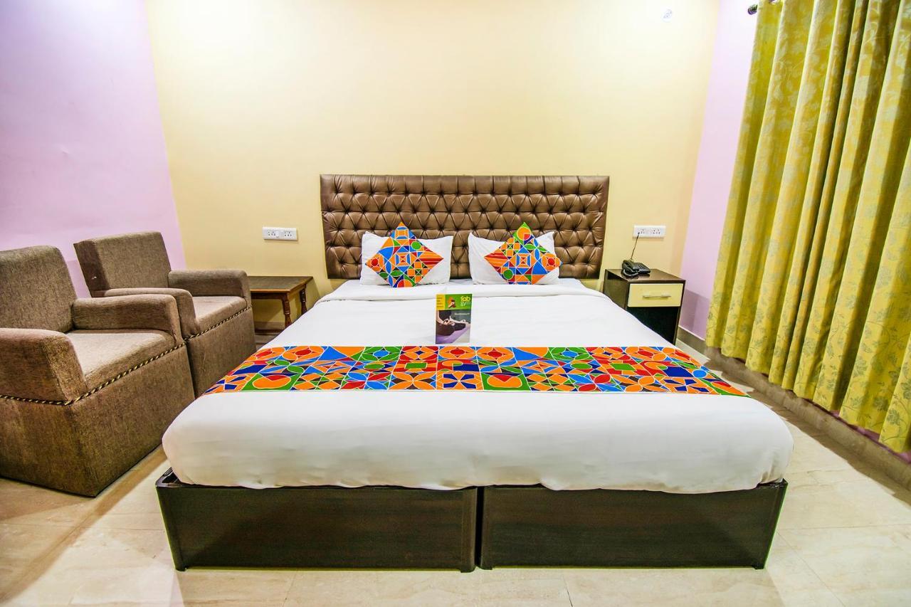 Hotel Sarweshwary Варанаси Екстериор снимка