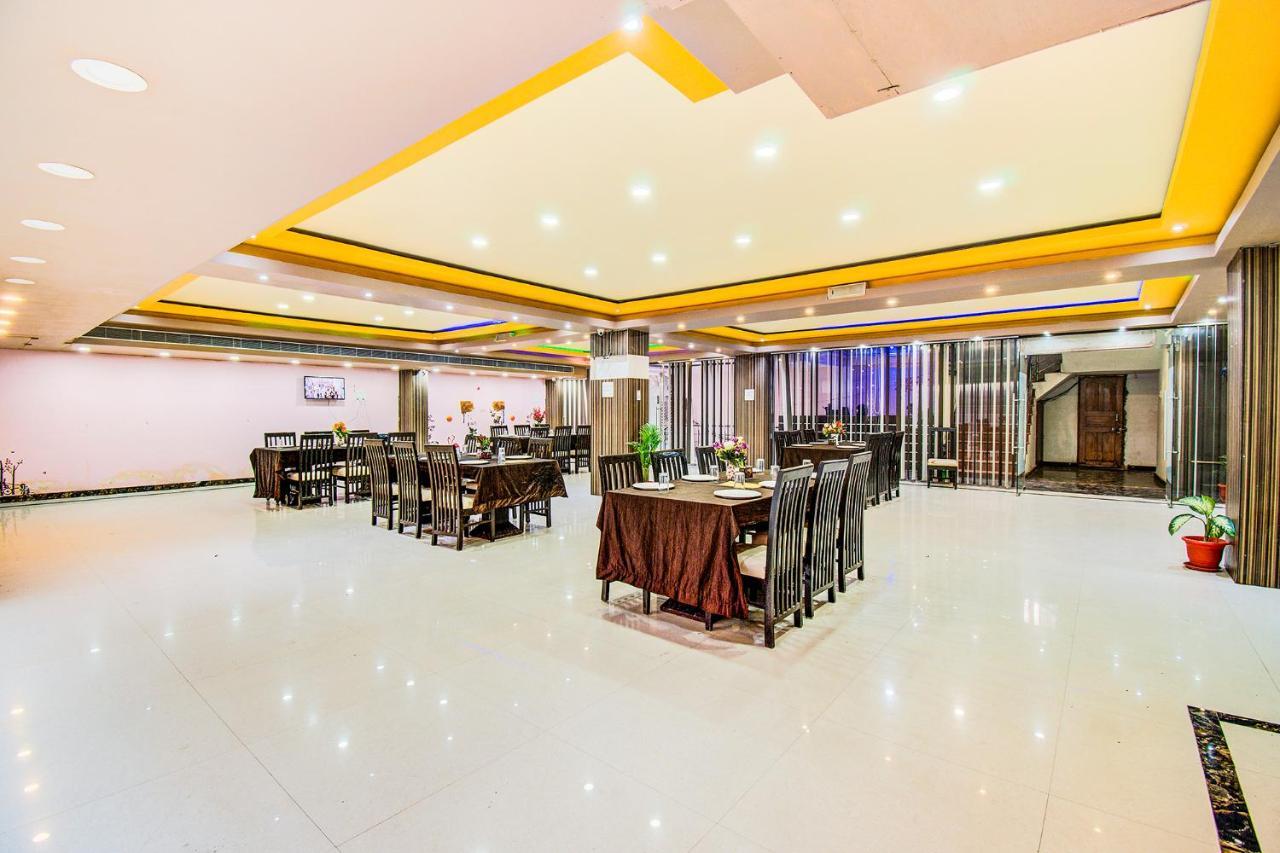 Hotel Sarweshwary Варанаси Екстериор снимка