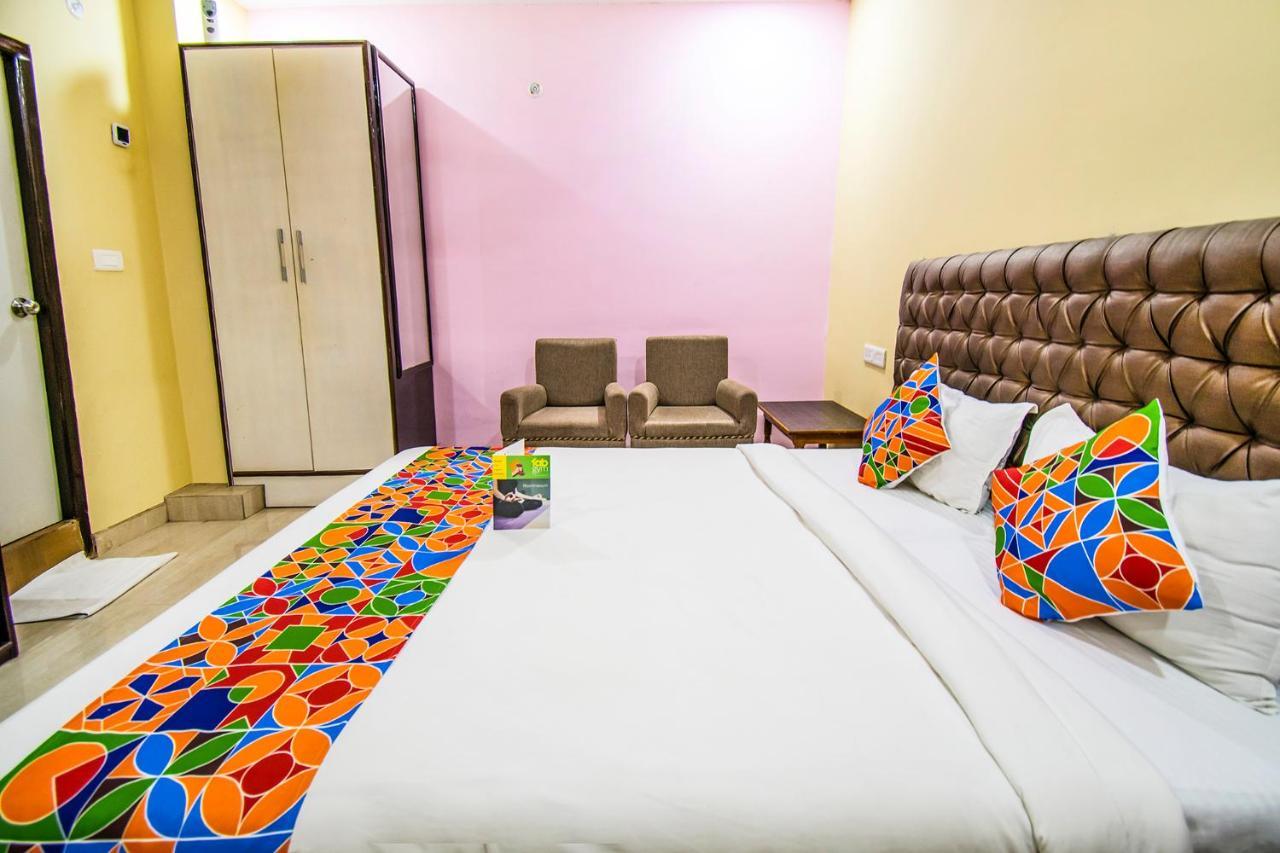 Hotel Sarweshwary Варанаси Екстериор снимка