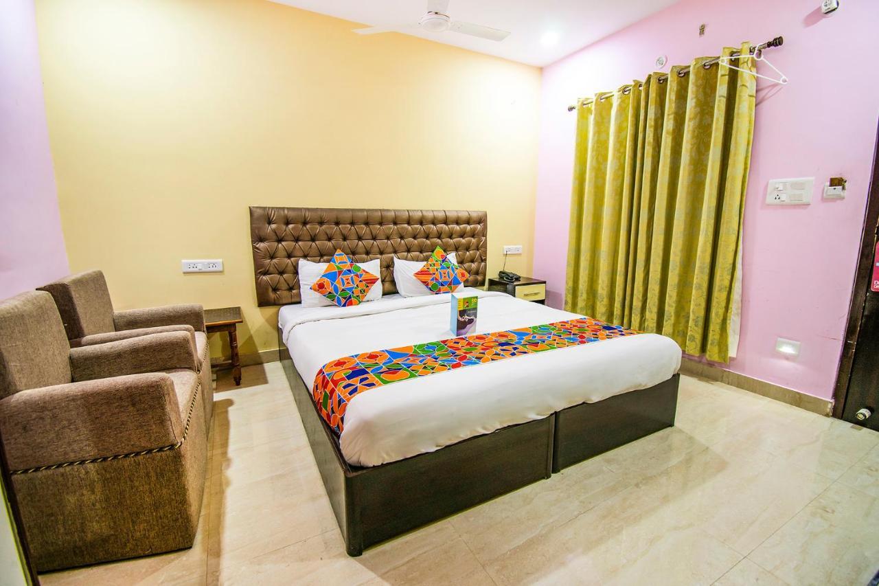 Hotel Sarweshwary Варанаси Екстериор снимка