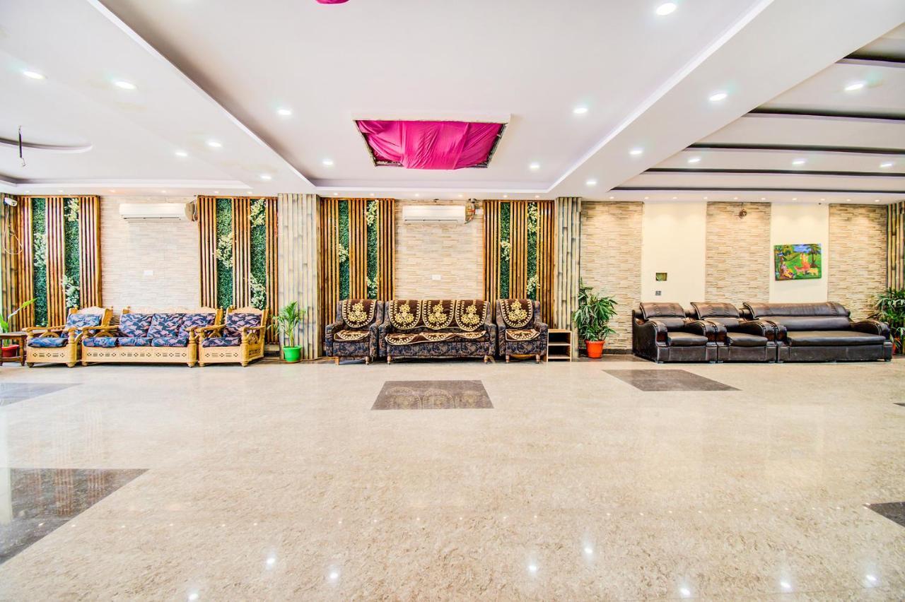Hotel Sarweshwary Варанаси Екстериор снимка