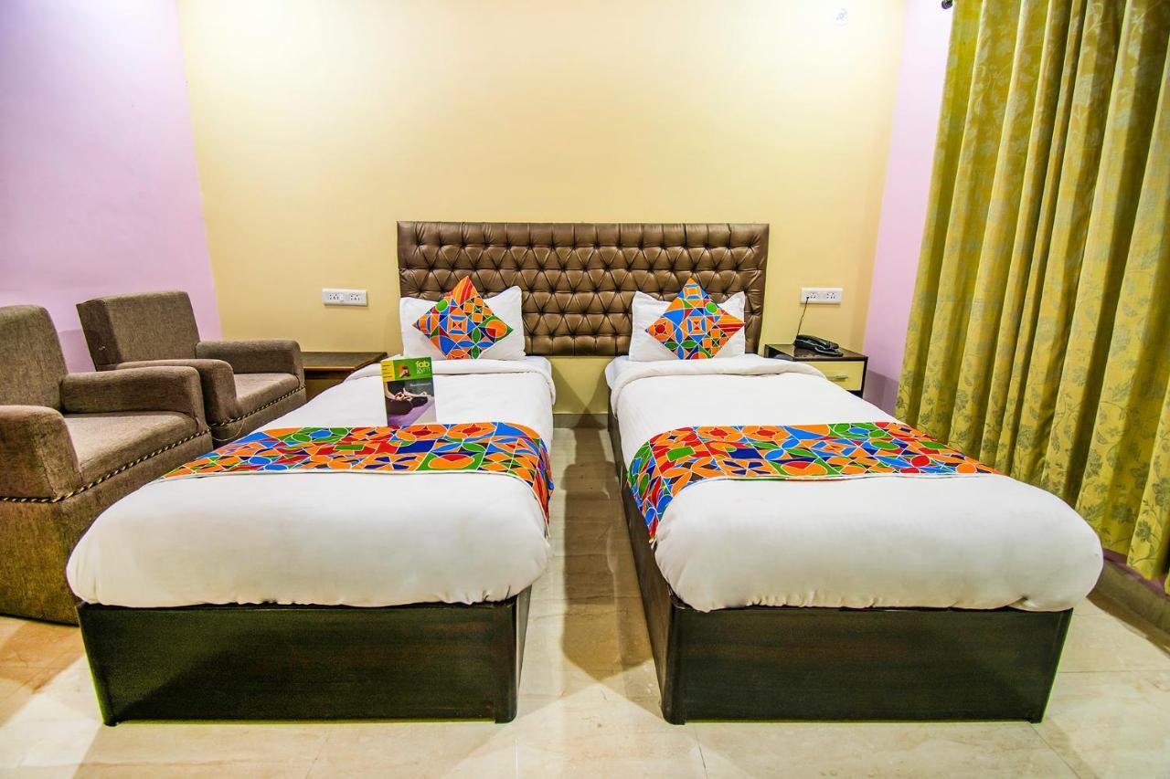 Hotel Sarweshwary Варанаси Екстериор снимка