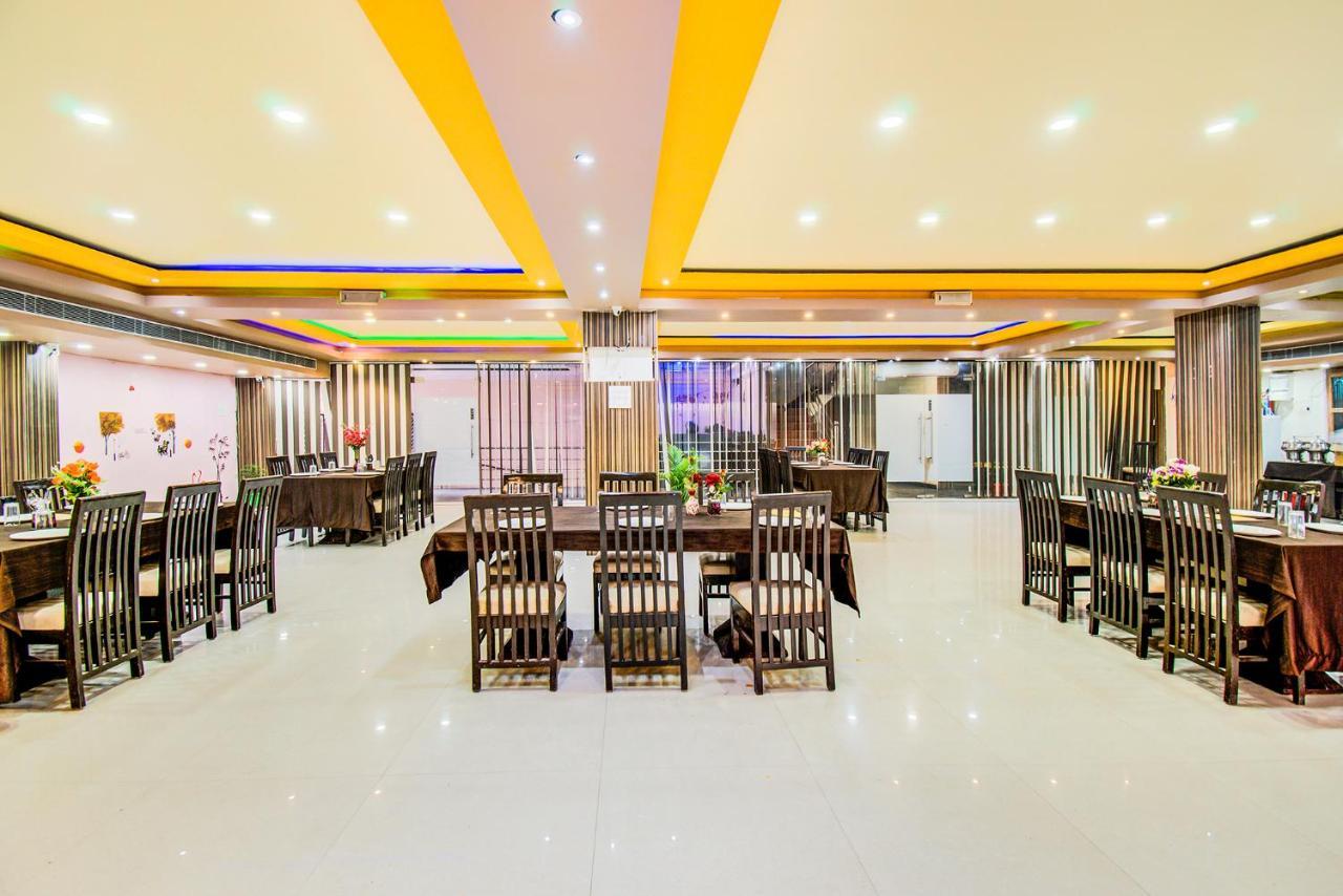 Hotel Sarweshwary Варанаси Екстериор снимка